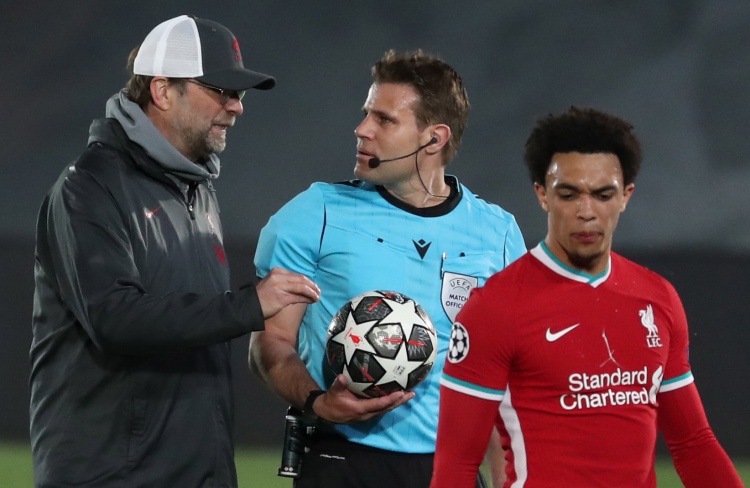 曼谷联后卫：我们已经四连平了，希望能战胜万隆昂首出线（曼谷联后卫：四连平后盼击败万隆，昂首出线）