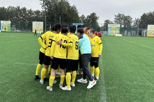 连场扑点，小米林科维奇当选那不勒斯0-0科莫全场最佳球员（小米林科维奇连场扑点，荣膺那不勒斯0-0科莫全场最佳）