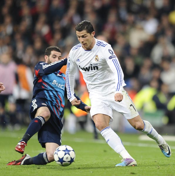 记者：曼联领跑谢什科争夺战，莱比锡要价7500万欧+浮动（曼联在谢什科争夺战中暂居领先，莱比锡标价7500万欧外加浮动条款）