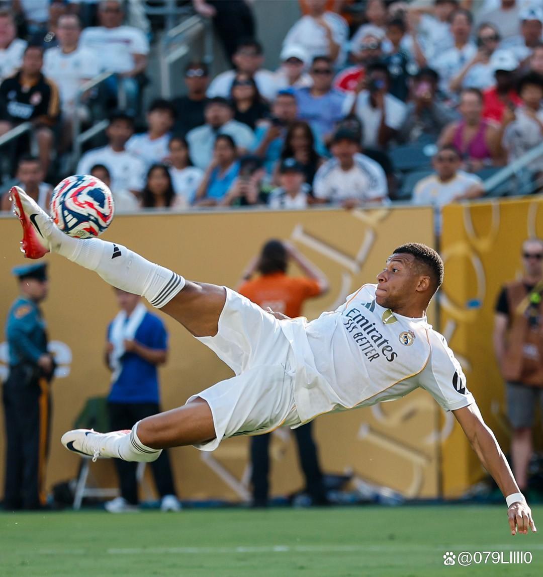 跟队：拉菲尼亚参加了训练一切正常，预计能首发出战法兰克福（随队：拉菲尼亚训练无碍，预计首发迎战法兰克福）