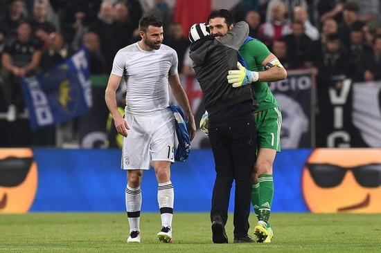 法尔克：巴萨确实对凯恩感兴趣，但很难承担其解约金+年薪