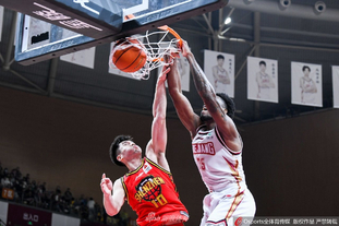 掘金约基奇三双末节爆发（掘金核心约基奇轰三双，末节接管比赛）